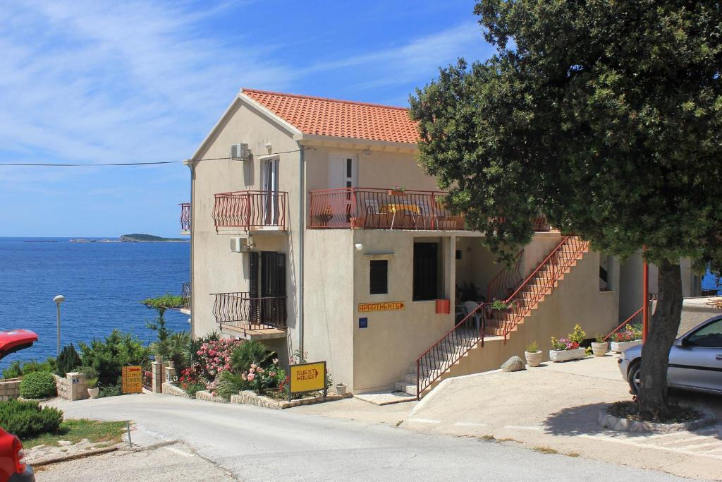 Apartments by the sea Soline — photo 1
