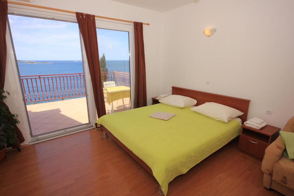 Apartments by the sea Soline photo 2