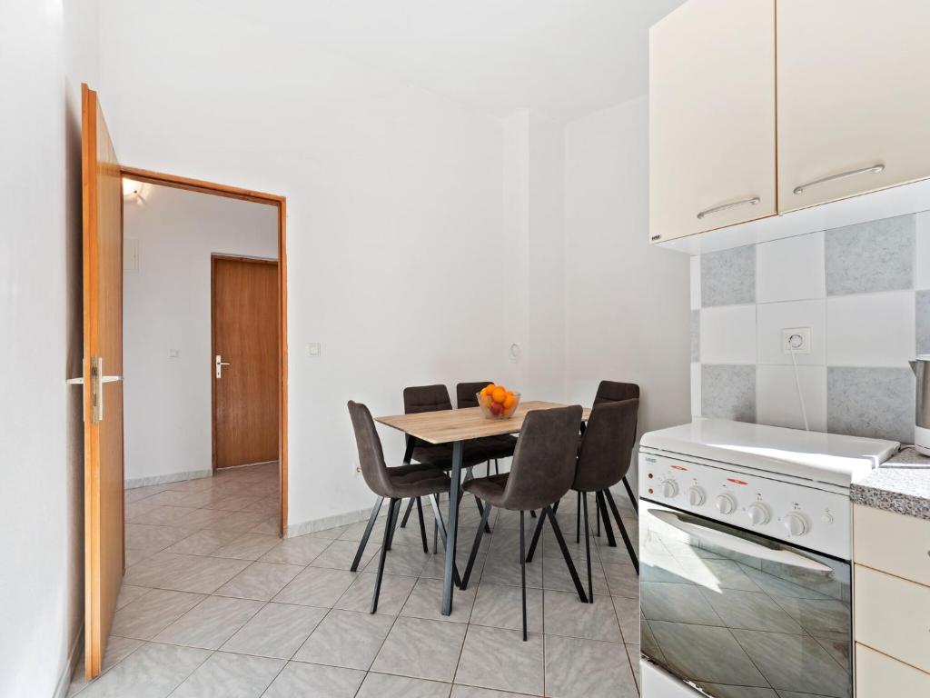 Simplistic Apartment in Vir with Garden — photo 1