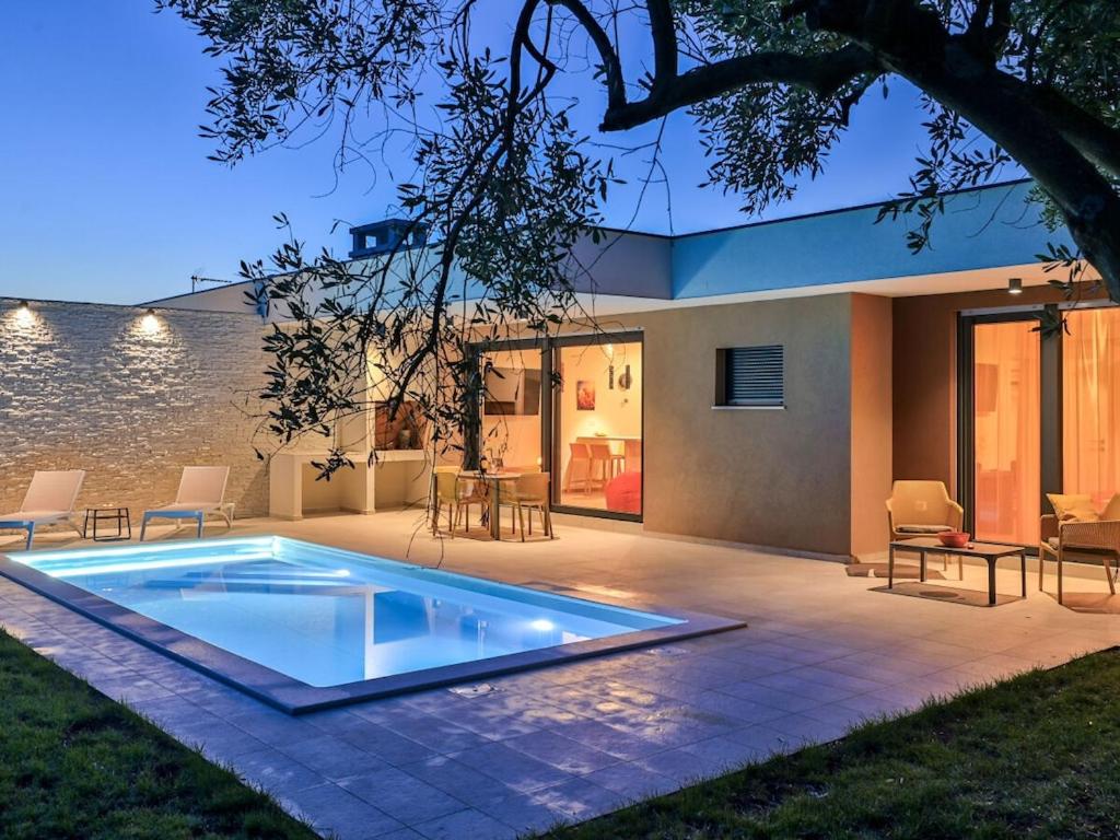 Solis with heated pool — photo 1