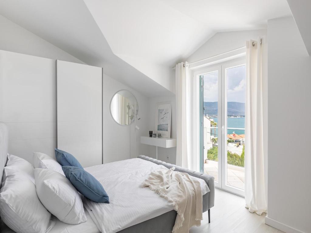 Apartment in Slatine with Terrace photo 2