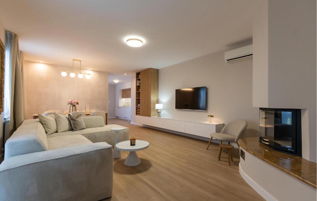 Five-Bedroom Holiday Home In Vinjani Donji photo 2