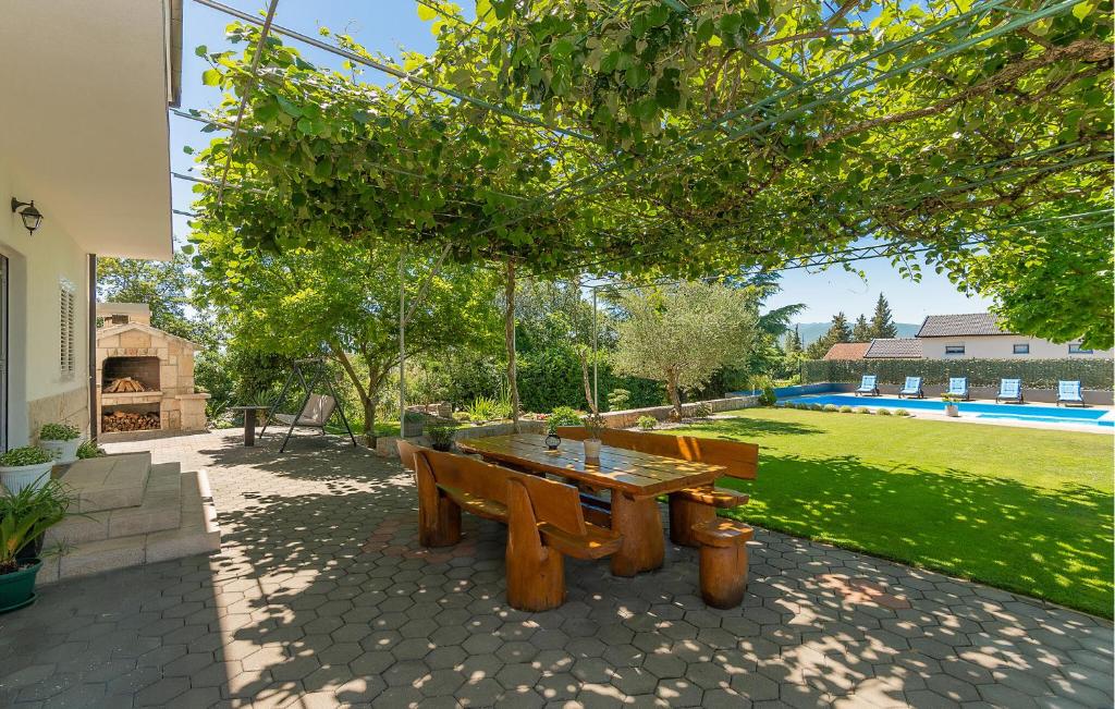 Five-Bedroom Holiday Home In Vinjani Donji photo 3