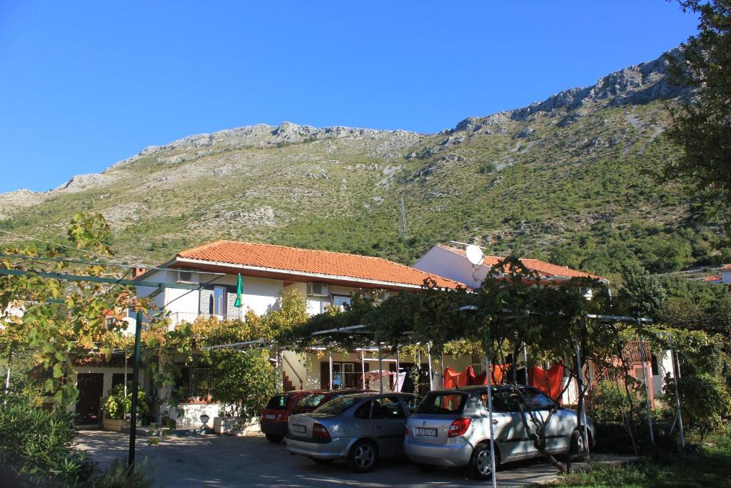 Apartments with a parking space Mlini — photo 1