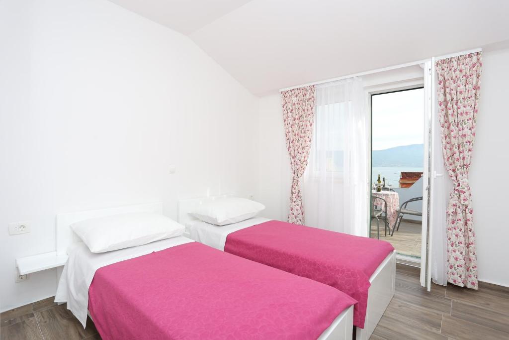 Seaside family friendly house with a swimming pool Slatine photo 2