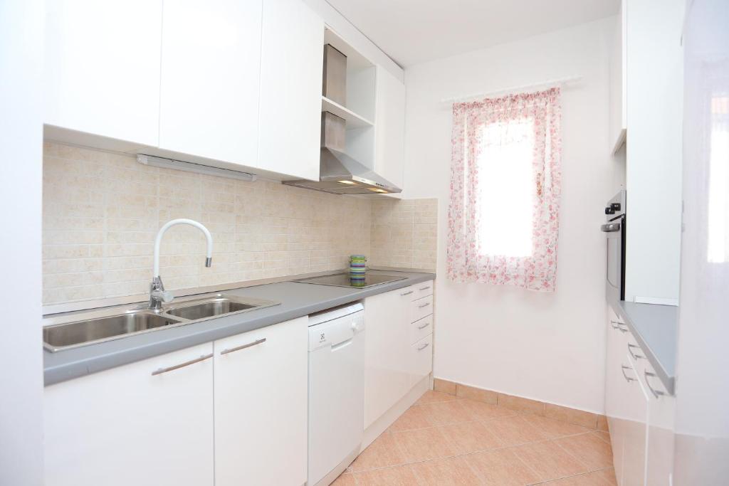 Seaside family friendly house with a swimming pool Slatine photo 3
