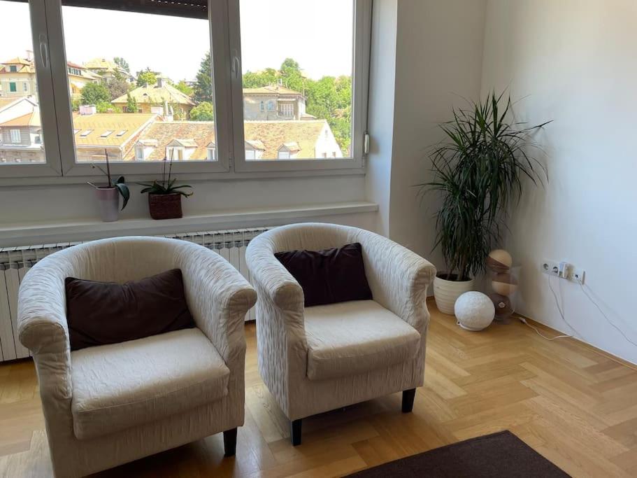 Spacious 3BR/2BT Apartment with A/C in City Center photo 2