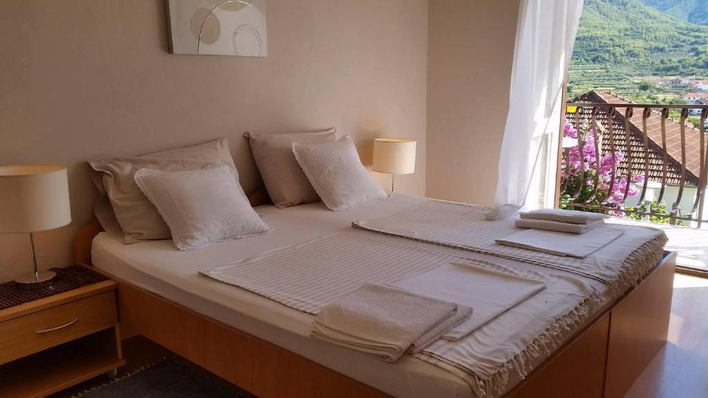 Apartments and rooms with parking space Jelsa photo 2