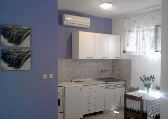 Apartments and rooms with parking space Jelsa photo 3