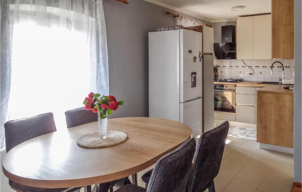 Awesome Apartment In Unije With Wifi photo 3