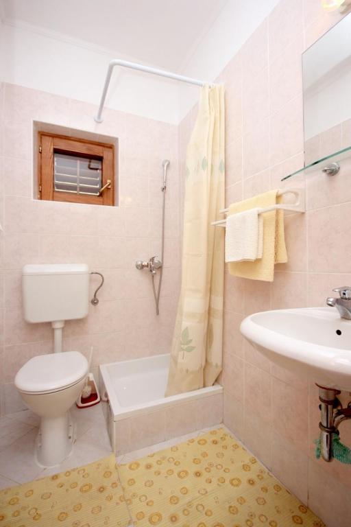 Apartments and rooms with parking space Brsecine photo 3