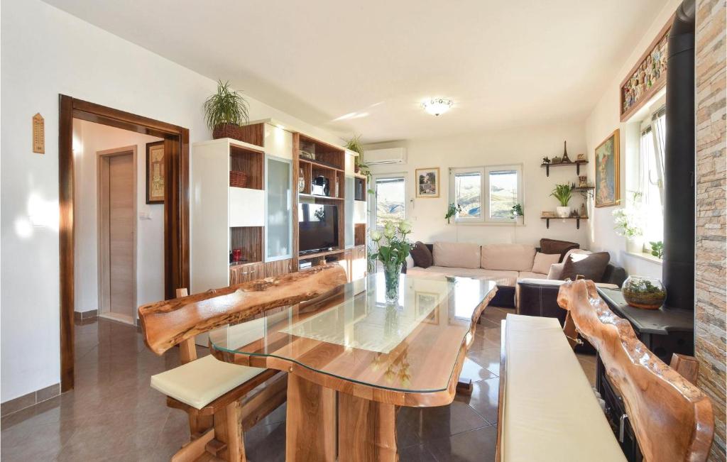 Lovely Home In Split With Jacuzzi photo 3