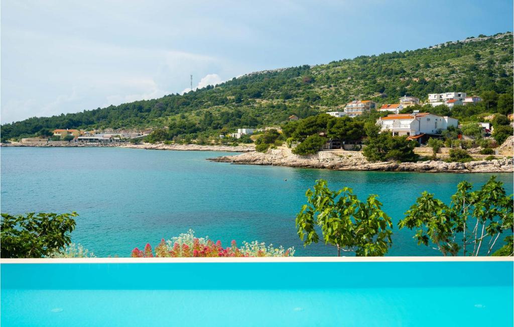 Six-Bedroom Holiday Home In Primosten photo 2