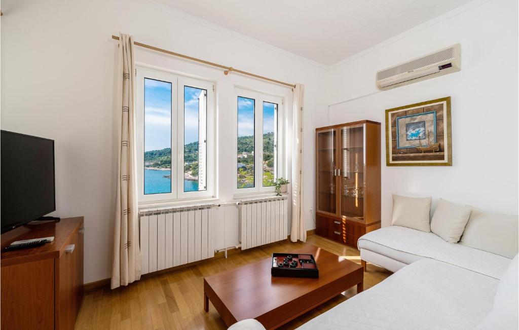 Six-Bedroom Holiday Home In Primosten photo 3