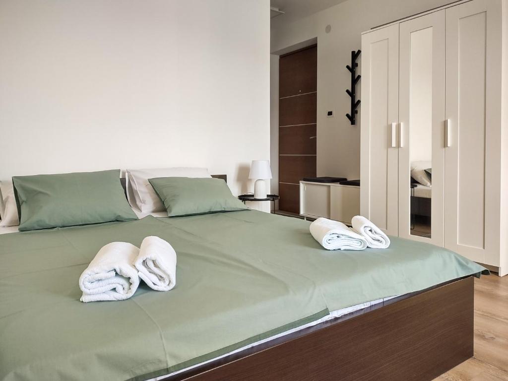 Studio apartment above promenade w terrace & parking photo 3