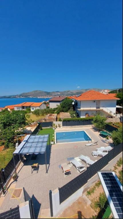 Modern Apartment with Pool Near Beach Free Parking — photo 1