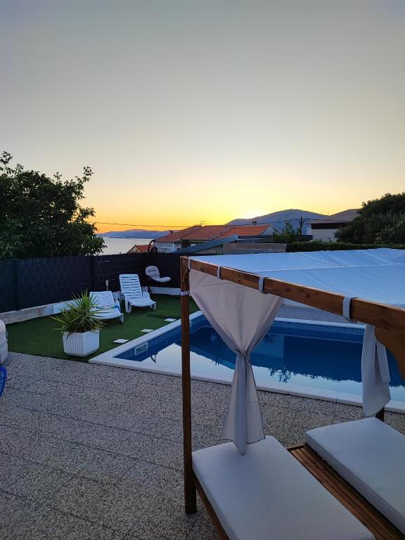 Modern Apartment with Pool Near Beach Free Parking photo 2