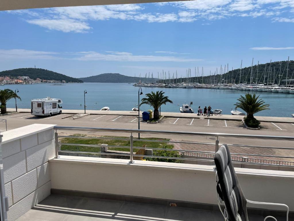 Seafront apt with terrace 4 bedrooms and mooring — photo 1