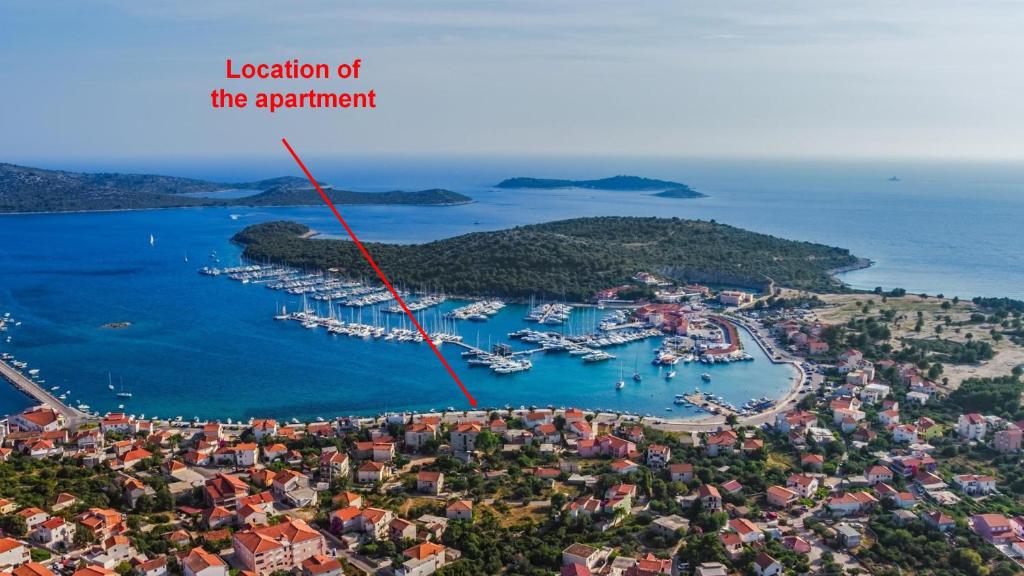 Seafront apt with terrace 4 bedrooms and mooring photo 3
