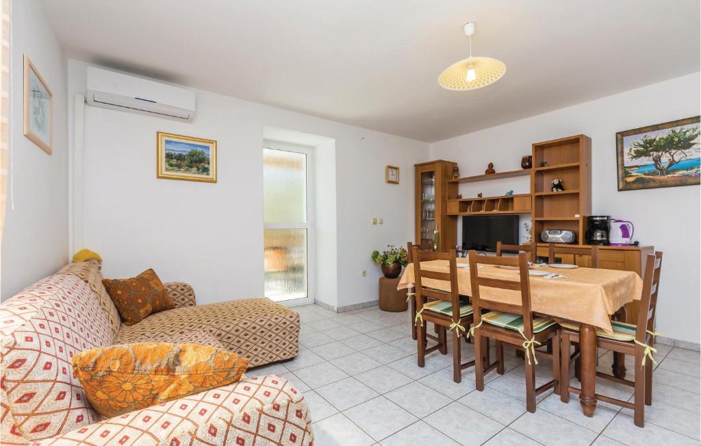 4 Bedroom Cozy Home In Poljica photo 3