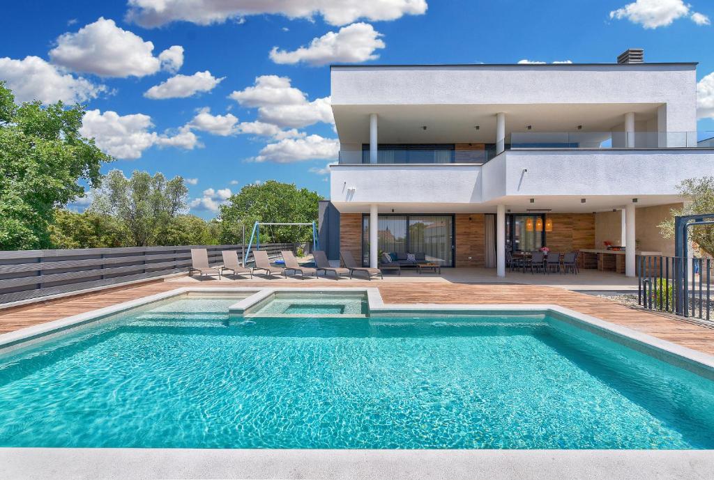 New VILLA TIHI OTOK near the beach — photo 1