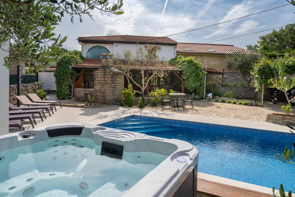 Stone Lady Holiday home with pool&hot tub photo 2