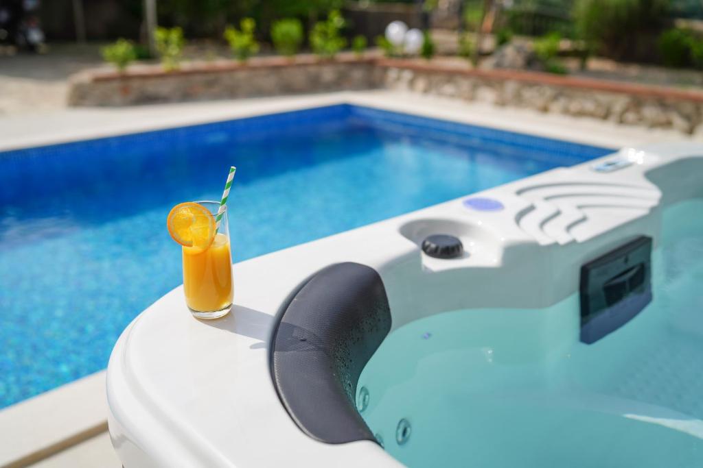 Stone Lady Holiday home with pool&hot tub photo 3