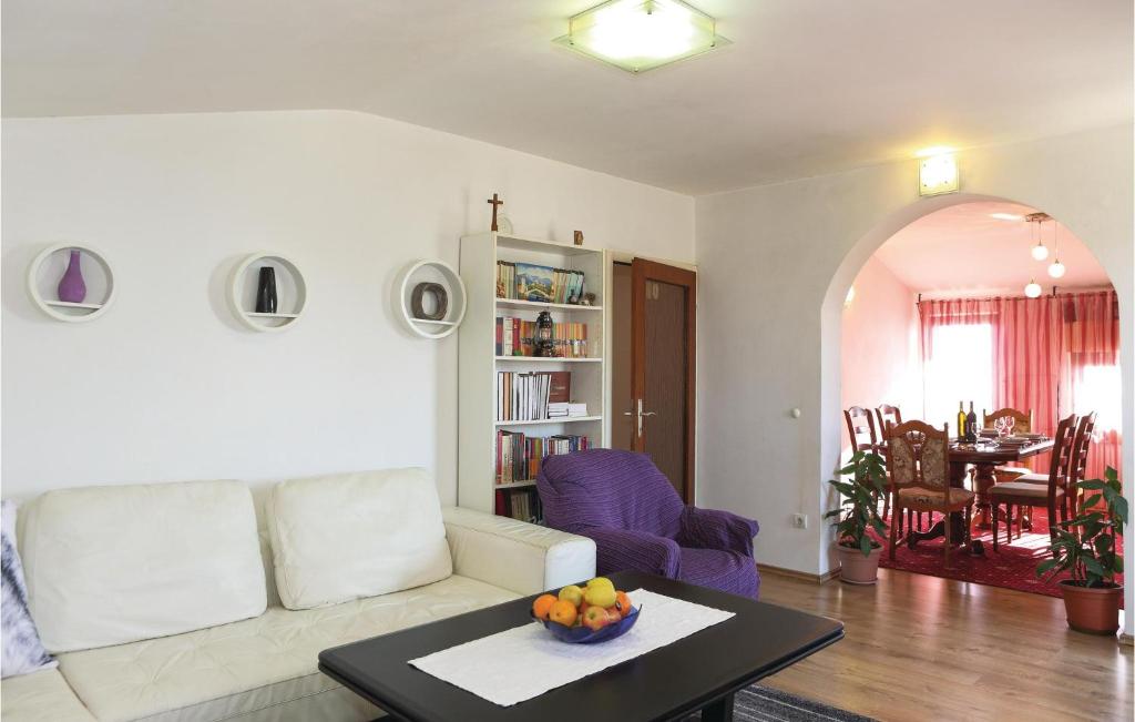 Three-Bedroom Apartment In Kastel Kambelovac photo 2