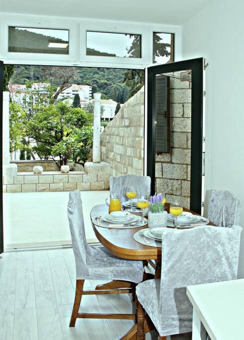 Beachfront Dubrovnik Villa photo 3