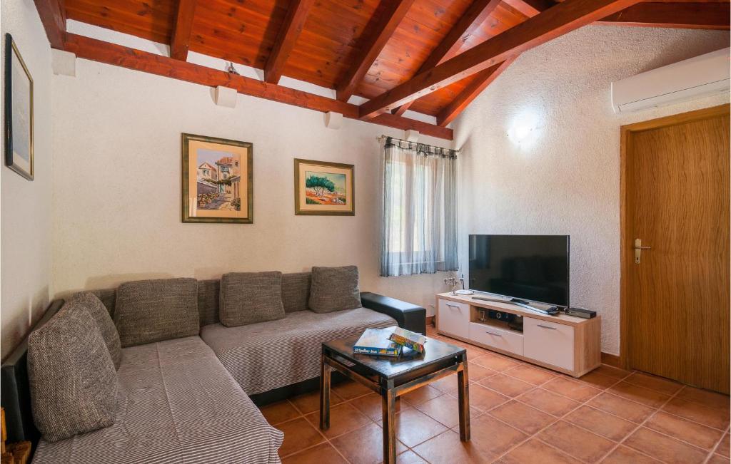 Stunning Home In Postira photo 2