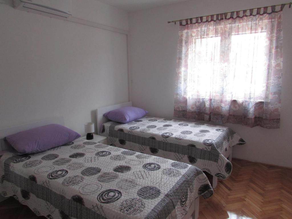 Rooms with a parking space Sibenik - 13739 photo 2