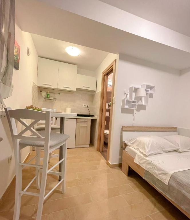 Veronica Rooms photo 2