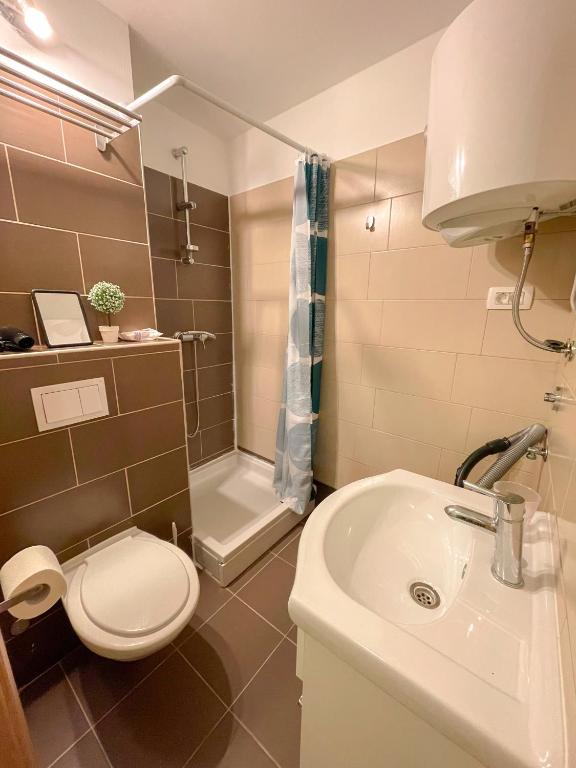 Veronica Rooms photo 3