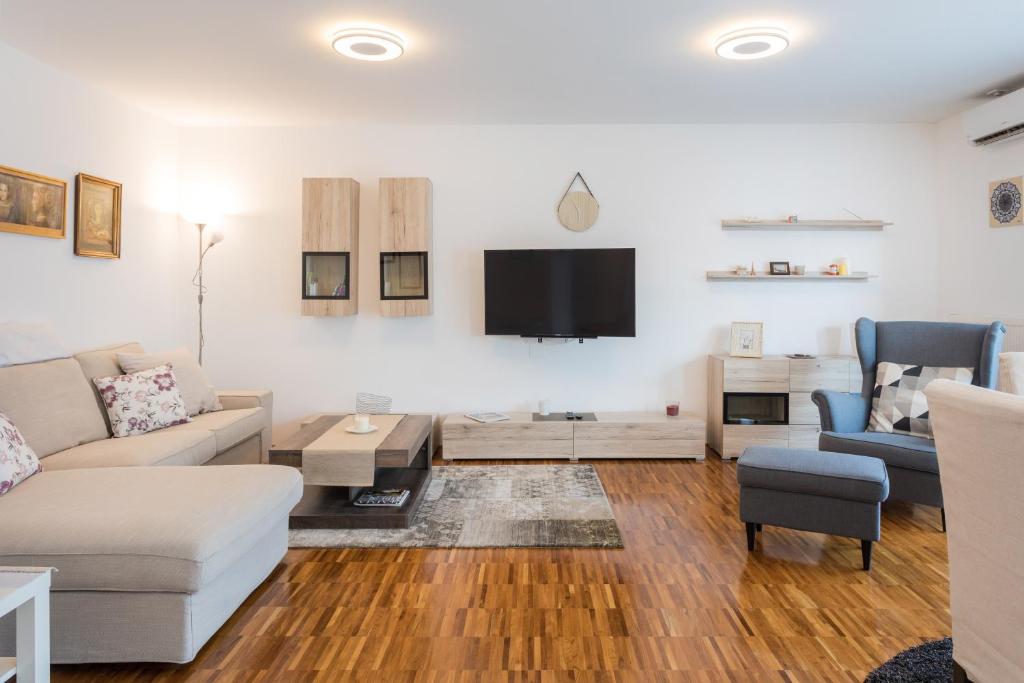 Spacious 2BDR Apartment with balcony - FREE PARKING — photo 1