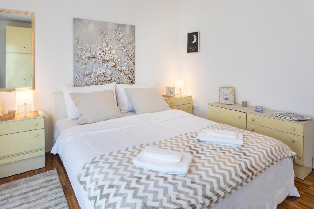 Spacious 2BDR Apartment with balcony - FREE PARKING photo 2