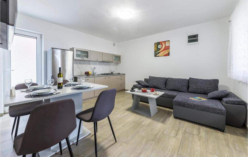 Nice Home In Peroj photo 3