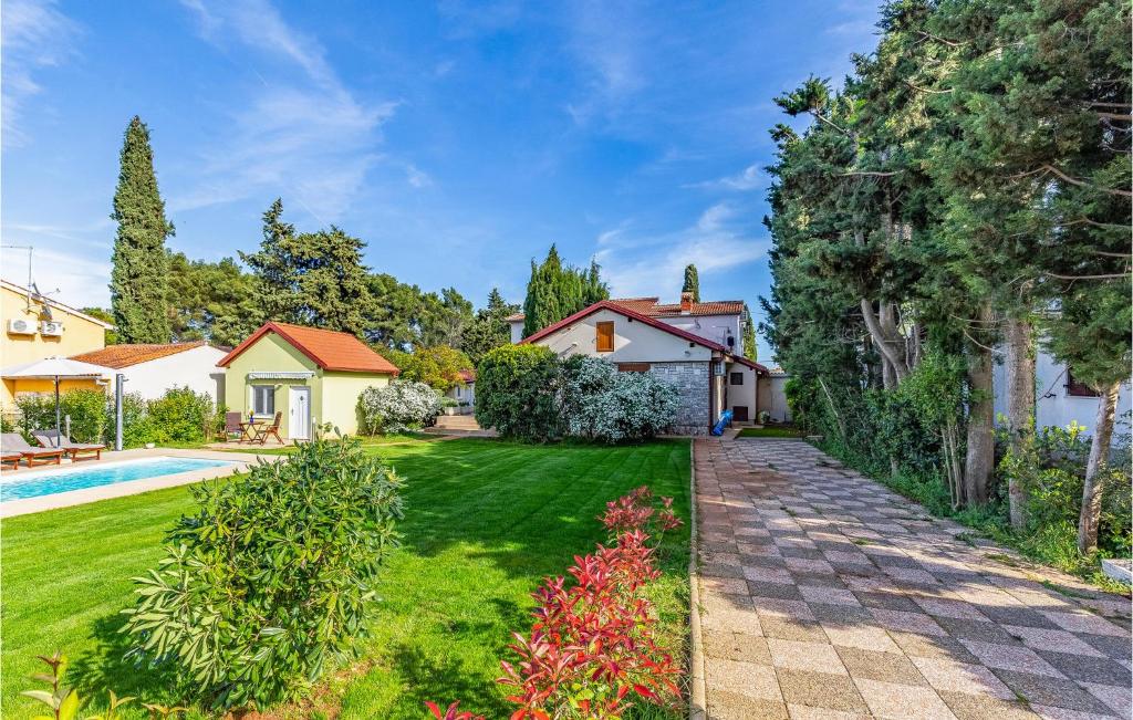 Three-Bedroom Holiday Home In Premantura photo 3