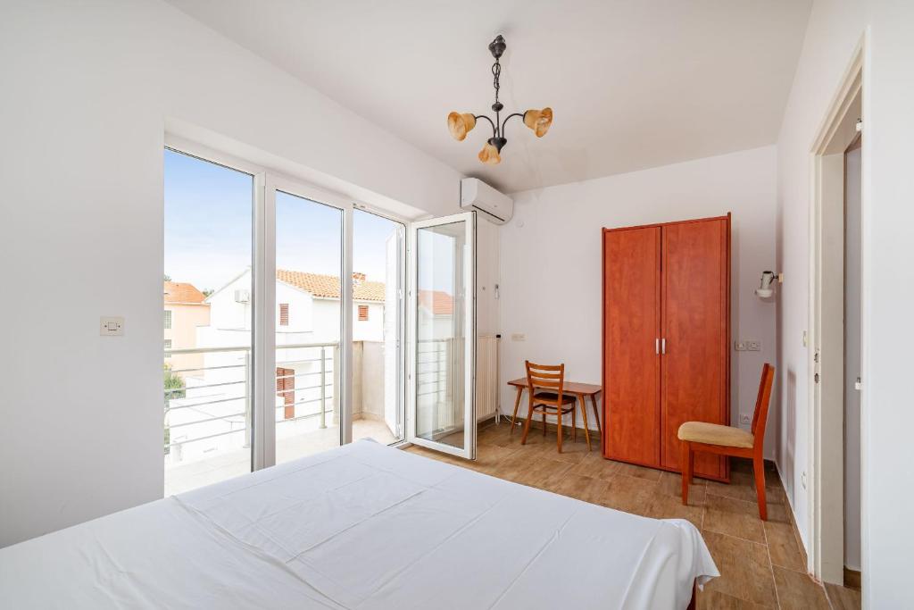 Rooms Tony Near The Beach photo 2