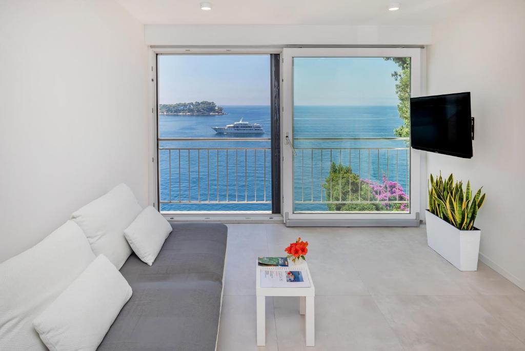 Elegant Seafront Stay - Villa Mila — photo 1