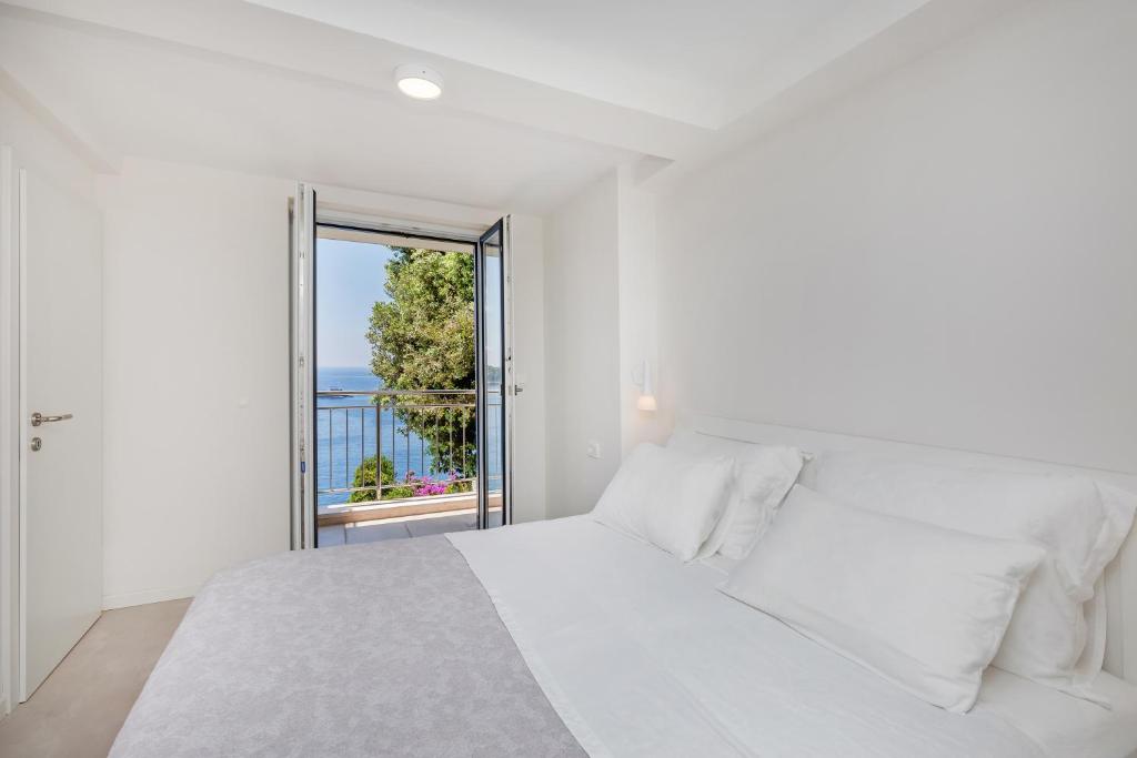 Elegant Seafront Stay - Villa Mila photo 2