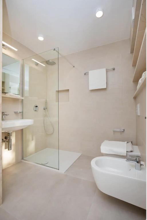 Elegant Seafront Stay - Villa Mila photo 3