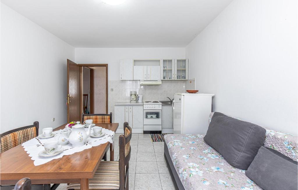 Beautiful Apartment In Novi Vinodolski photo 3