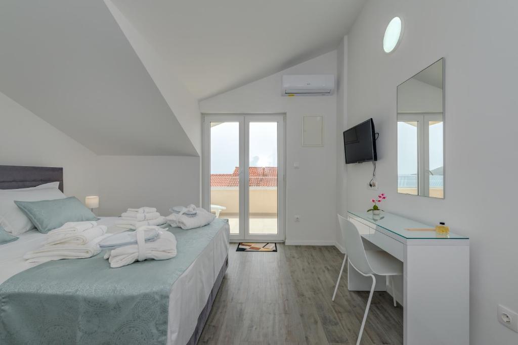 Spacious Modern Apartment Miljak - 1min to the beach photo 2
