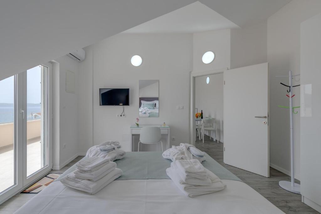 Spacious Modern Apartment Miljak - 1min to the beach photo 3