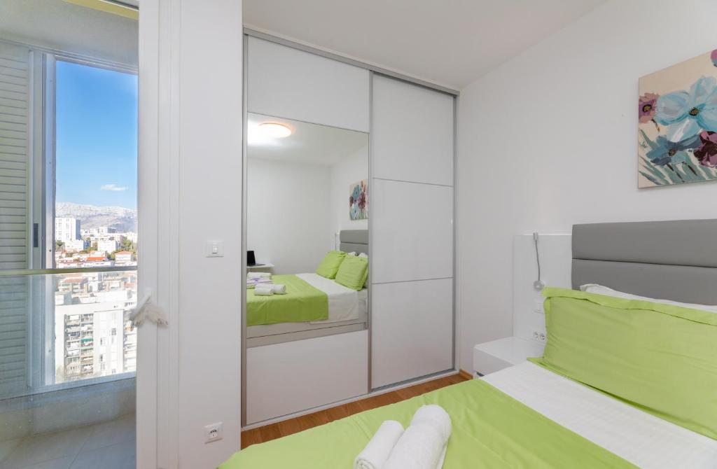 Split Sky Apartment photo 2