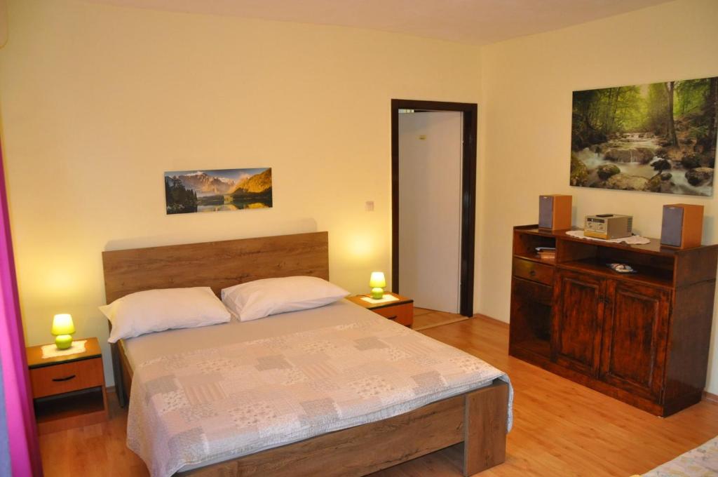 Apartments with parking space Opric photo 2