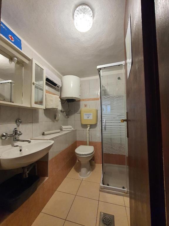 Apartments with parking space Opric photo 3