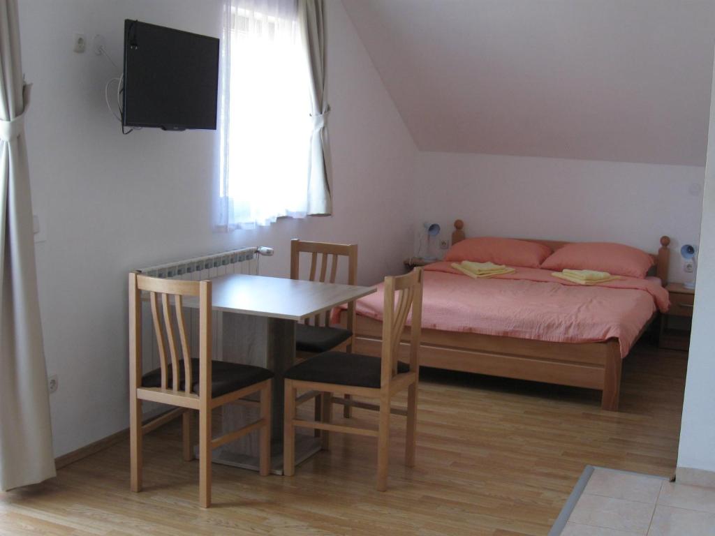 Apartments with a parking space Smoljanac photo 2