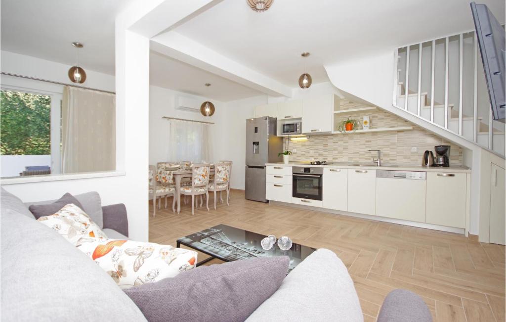 Three-Bedroom Holiday Home In Drvenik — photo 1