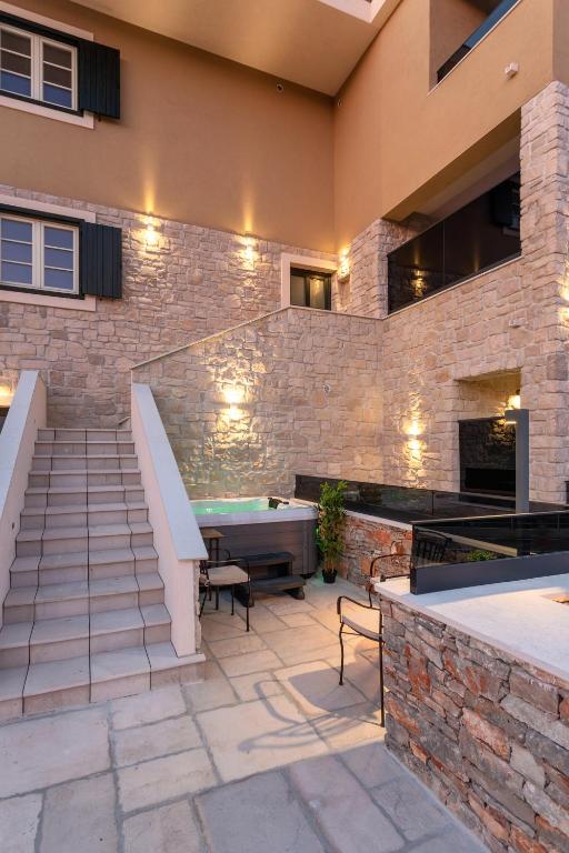 TEONA Luxury Studio Apartment with jacuzzi and terrace sea view — photo 1